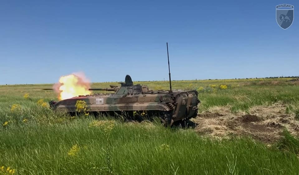 Втрати ворога: українські оборонці спалили ще 8 танків і 11 бойових броньованих машин росіян