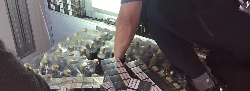 Поляк намагався незаконно вивезти з України понад 2 тисячі пачок сигарет