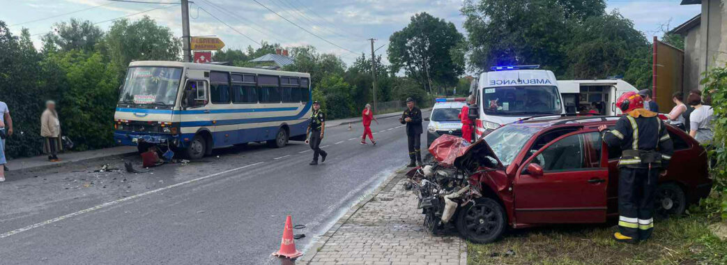 На Львівщині зіткнулись рейсовий автобус і легкових: двоє людей травмувалися