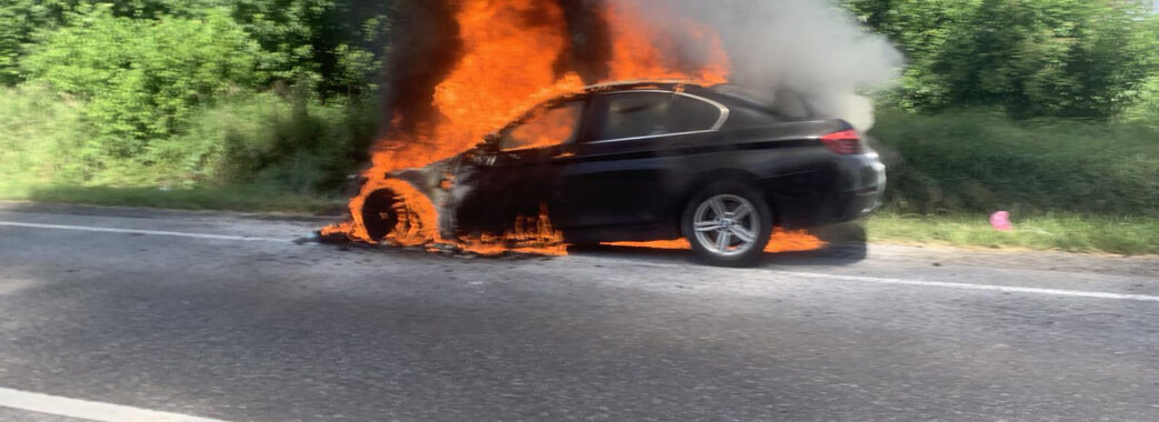 На Львівщині посеред дороги вщент згоріла автівка