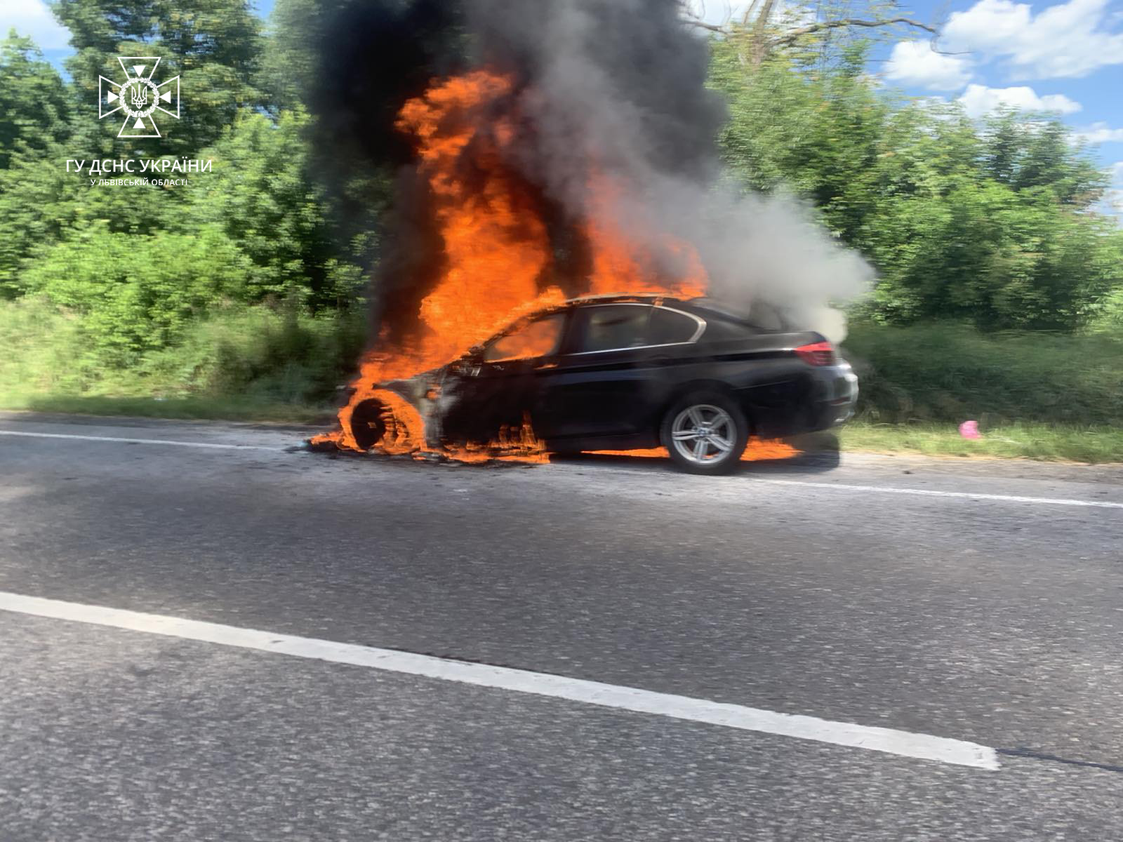 На Львівщині посеред дороги вщент згоріла автівка