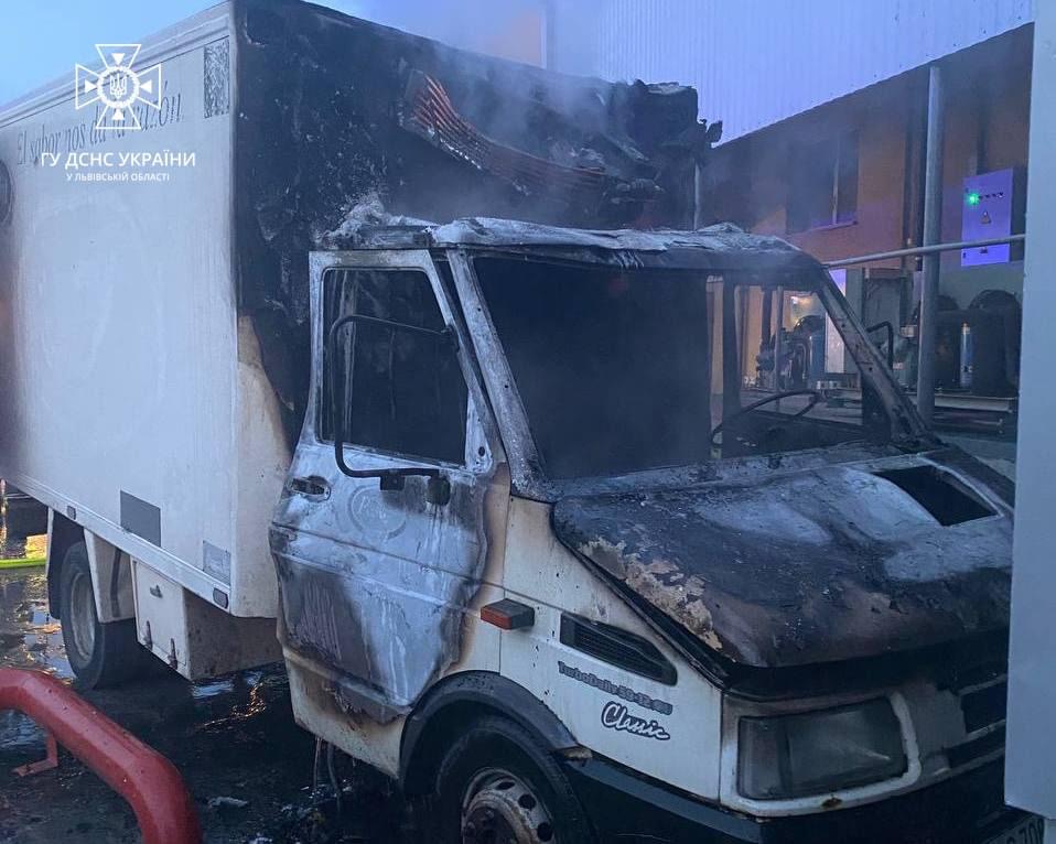 У Львові горіло авто: обійшлось без постраждалих