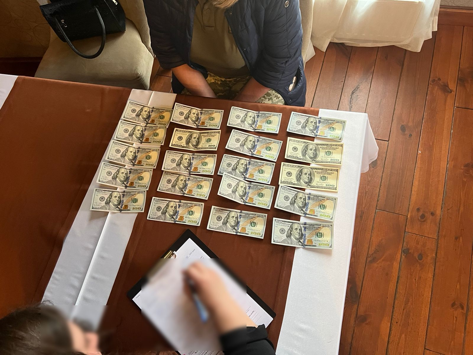 Хотів вивезти двох чоловіків за 2 тисячі доларів: 26-річного мешканця Львівщини затримали на хабарі