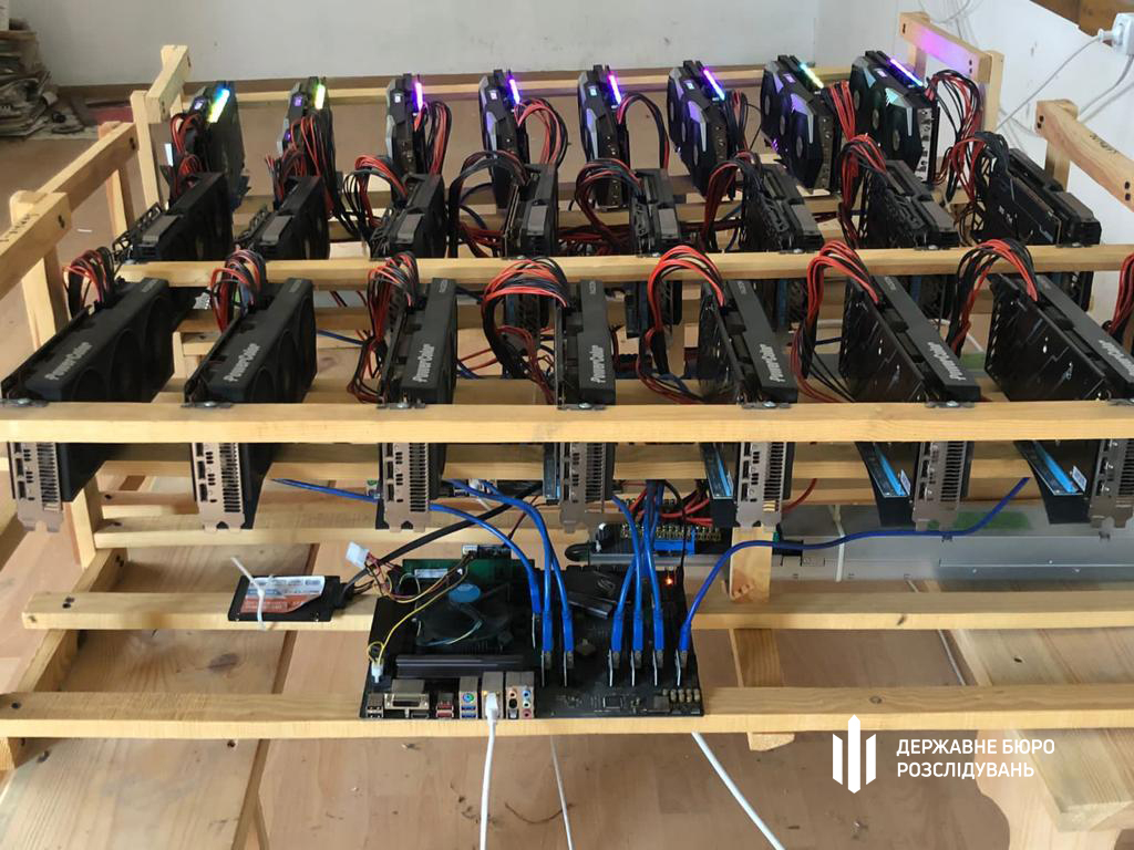 На Львівщині керівництво лісгоспу організувало підпільну криптоферму, через що мешканці періодично були без світла