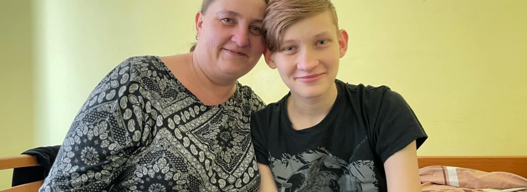 Мама подарувала синові нирку: у Львові прооперували 17-річного хлопця