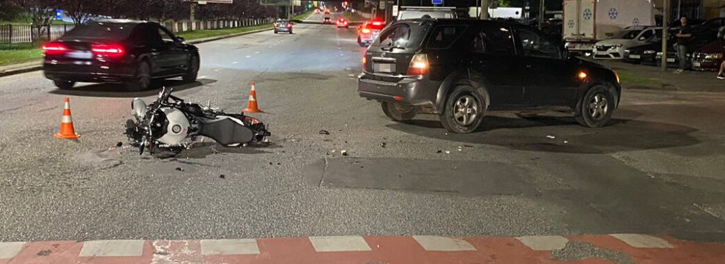 У Львові зіткнулись автомобіль та мотоцикл: водія госпіталізували