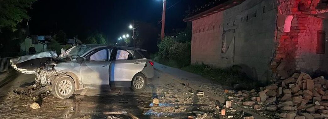 Вночі на Самбірщині автомобіль в’їхав в будинок: водій та пасажир загинули