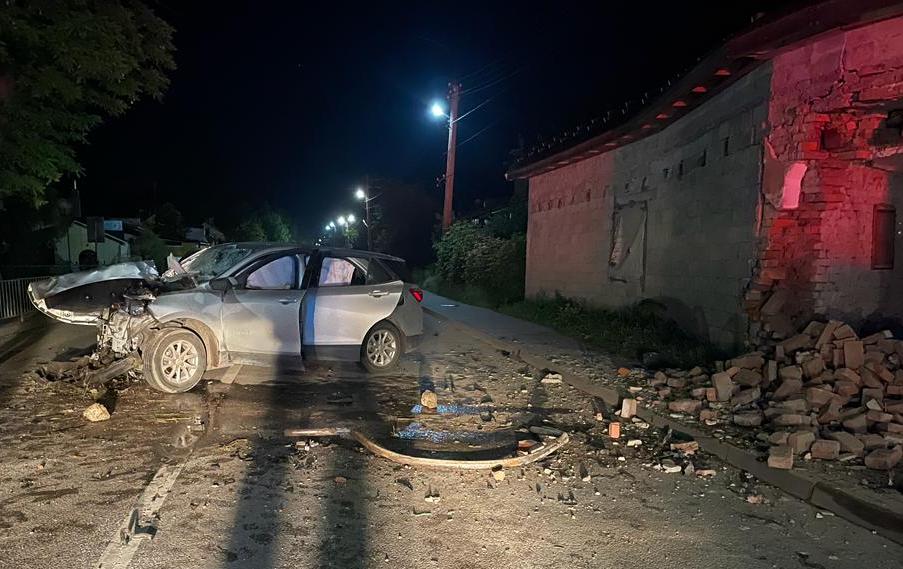 Вночі на Самбірщині автомобіль в’їхав в будинок: водій та пасажир загинули