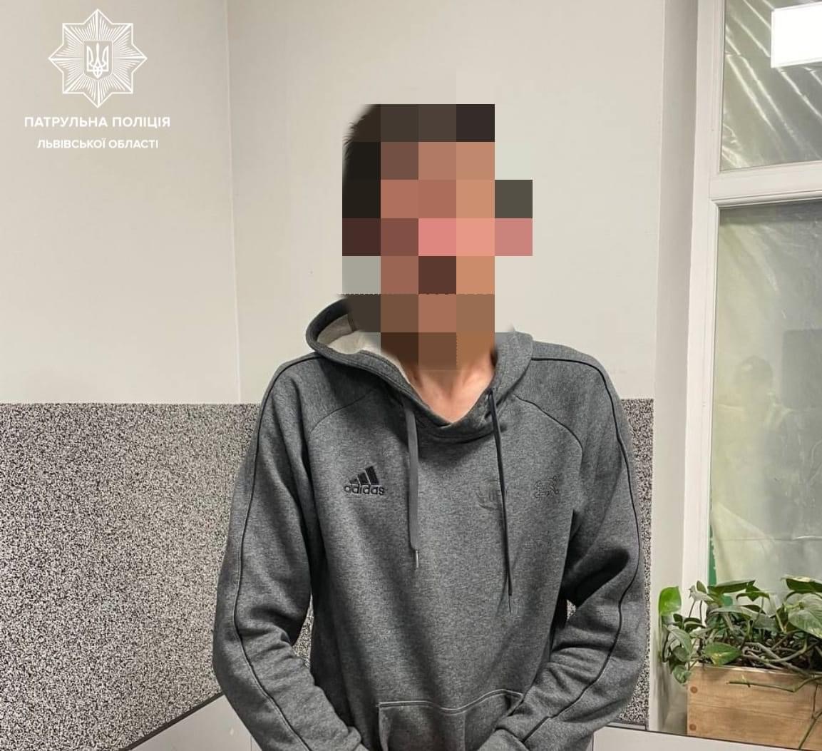 Львівські патрульні їхали на виклик і знайшли ще одного зловмисника