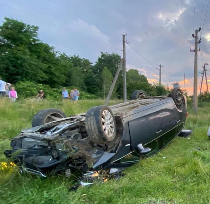 Під Львовом через нетверезого водія перекинулась автівка: пасажир в реанімації