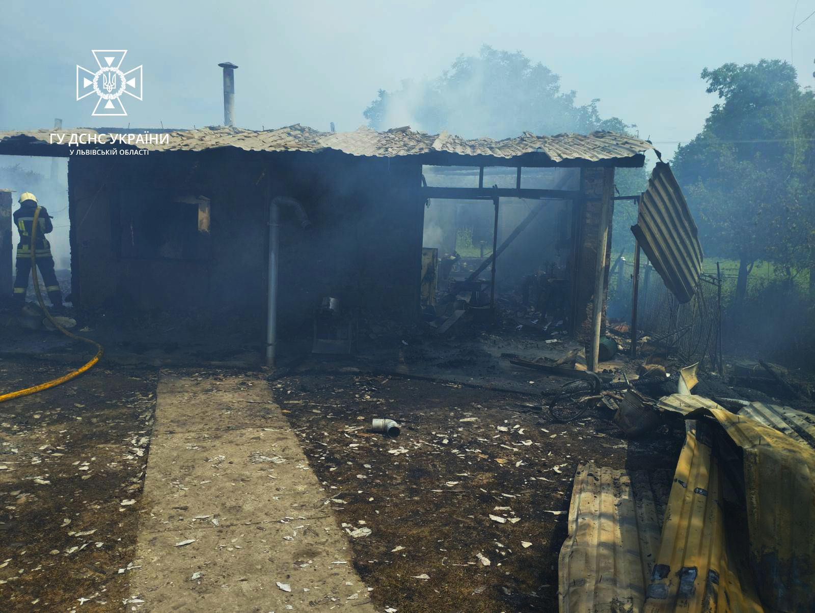 На Дрогобиччині вщент згоріла  господарська будівля