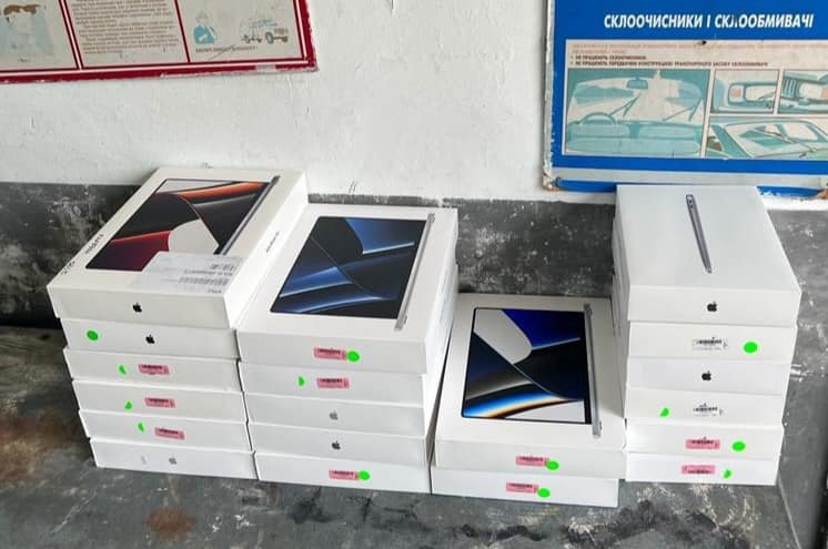 На польському кордоні затримали 70-річного чоловіка із контрабандою ноутбуків Apple на понад мільйон гривень
