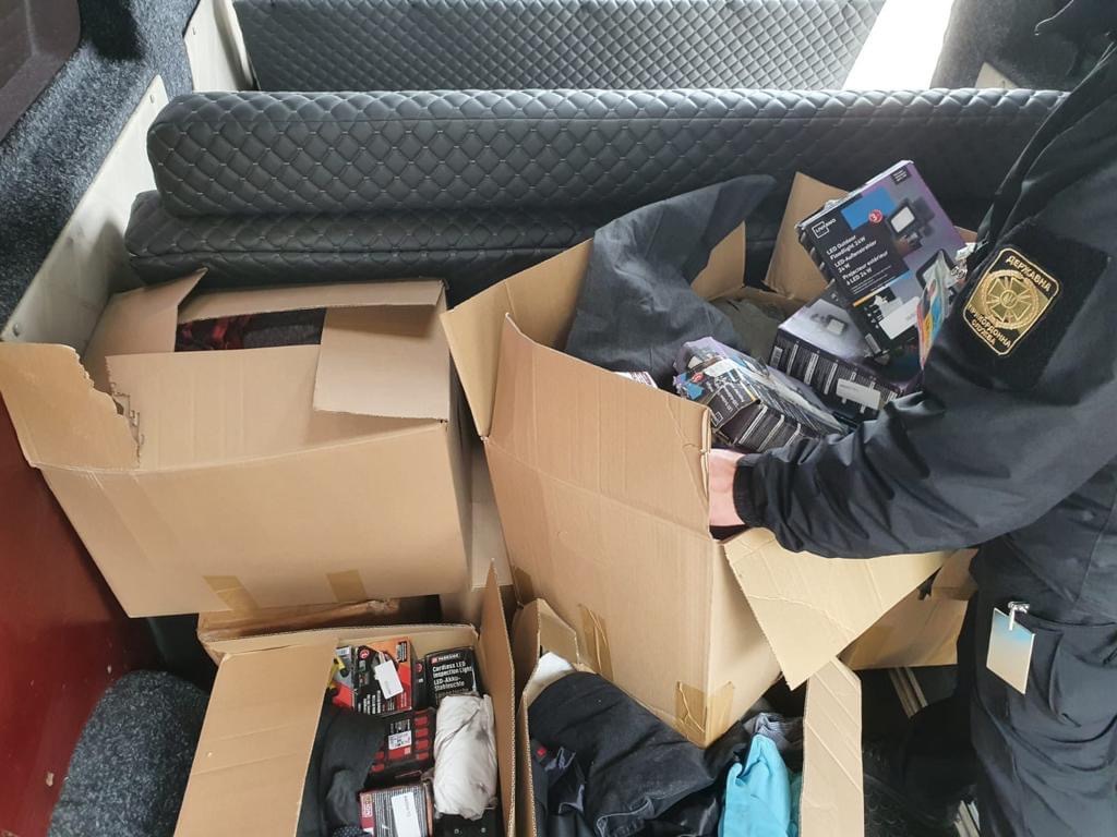 Українка через ПП «Краковець» намагалась ввезти партію контрабандного товару
