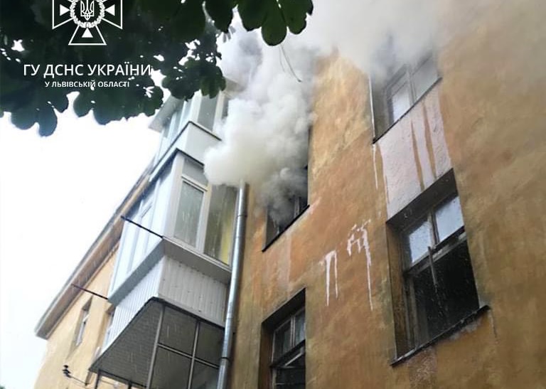 У Львові пожежники врятували 87-річну жінку з задимленої квартири