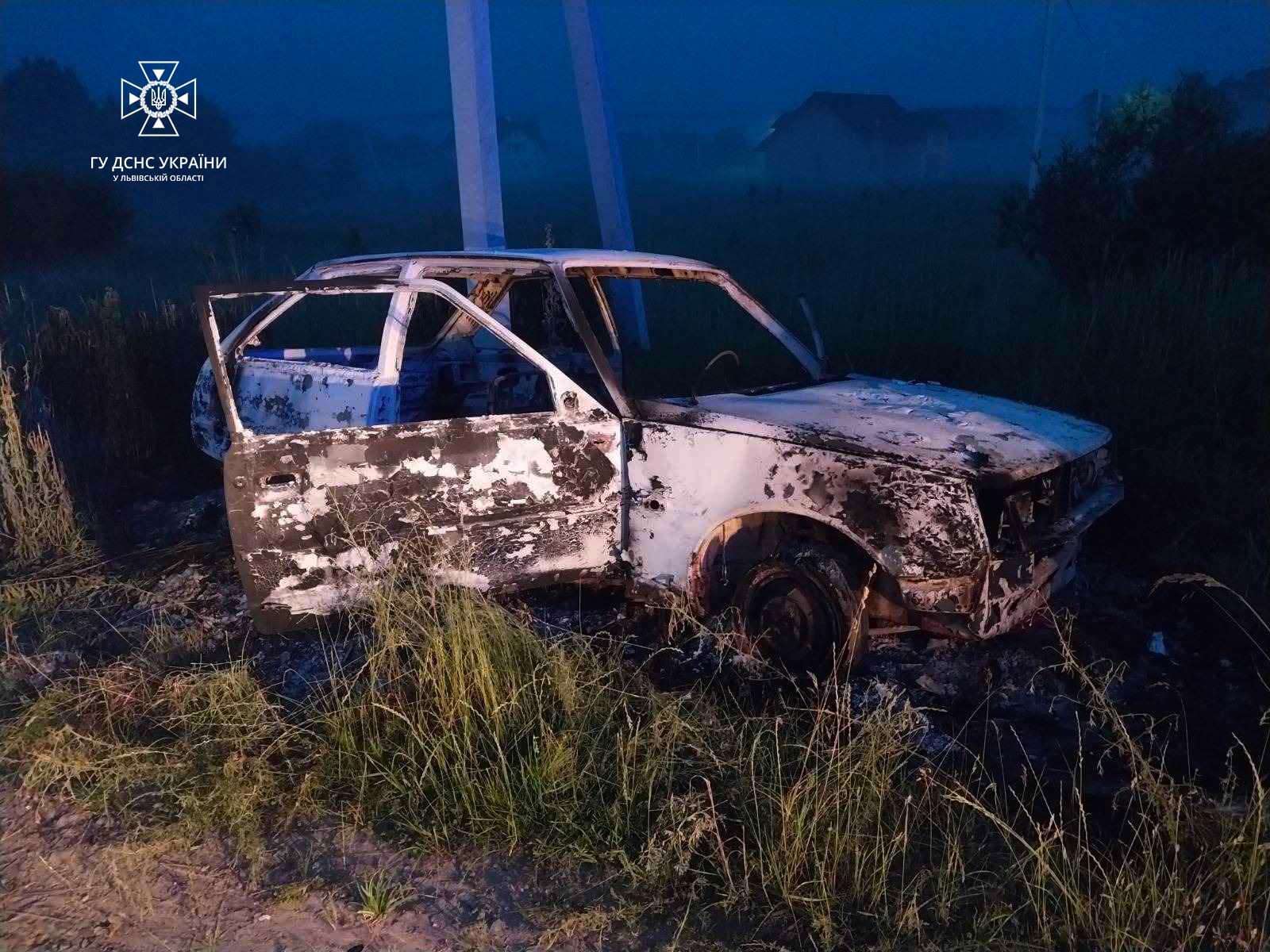 На Яворівщині вогонь знищив автомобіль