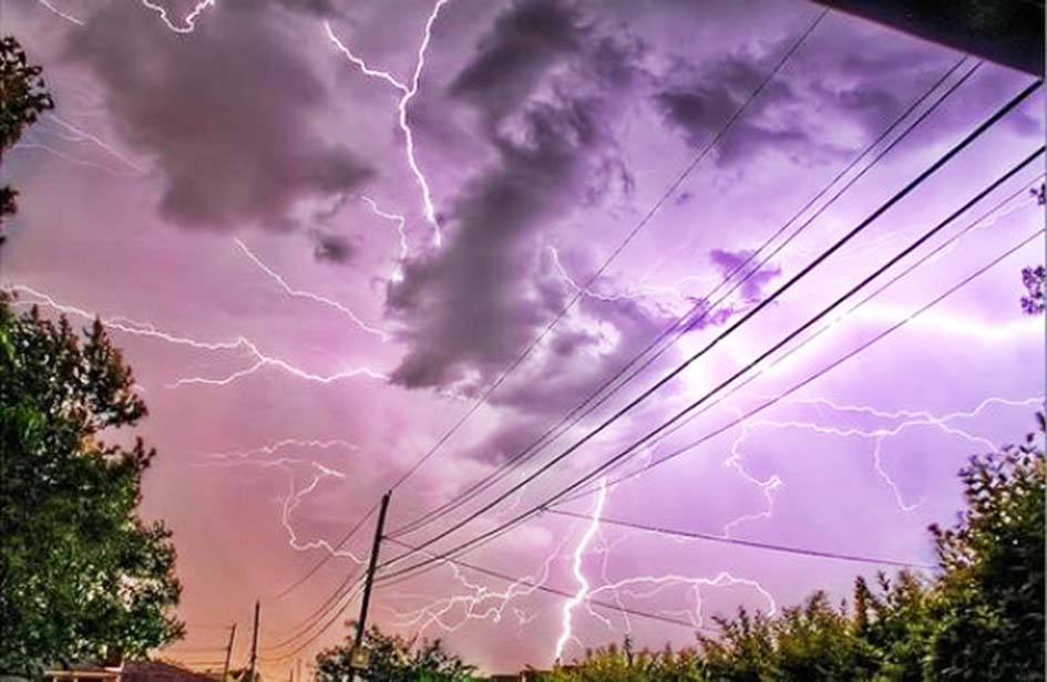 Наслідки негоди: в чотирьох районах Львівщини досі відсутнє електропостачання