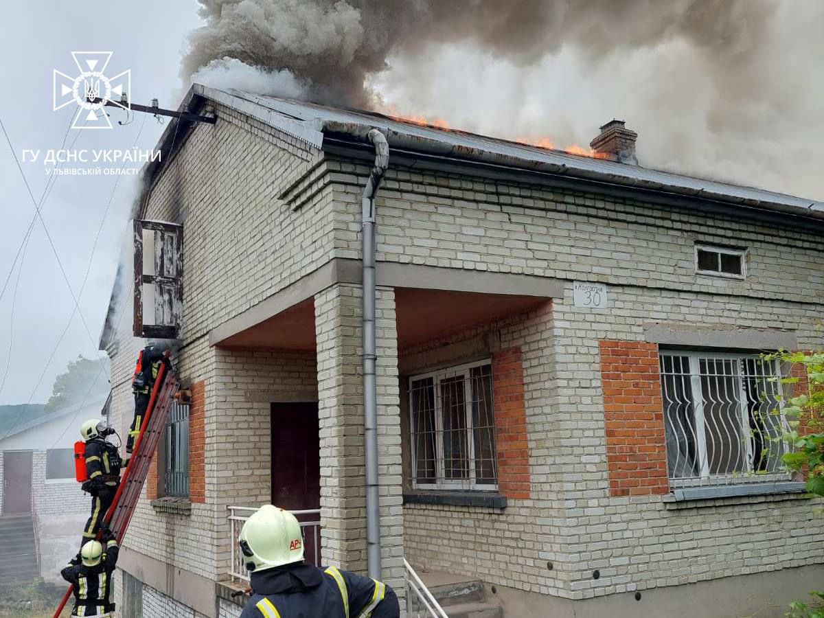 У Львівському районі у житловому будинку згорів дах
