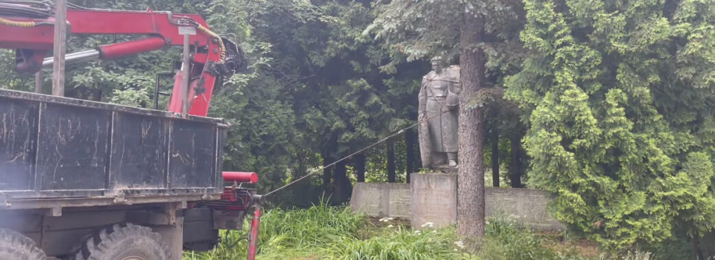 У Львівському районі впав ще один радянський пам’ятник (ВІДЕО)
