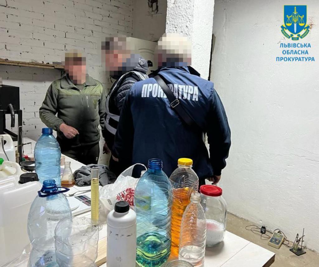На Львівщині викрили підпільний завод з виробництва палива