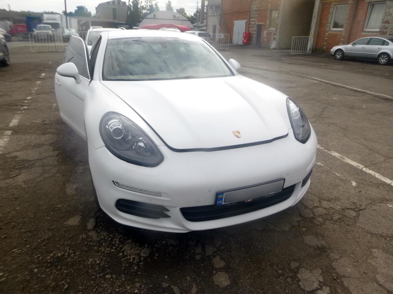 У Львові намагались зареєструвати елітне авто, яке розшукує Інтерпол