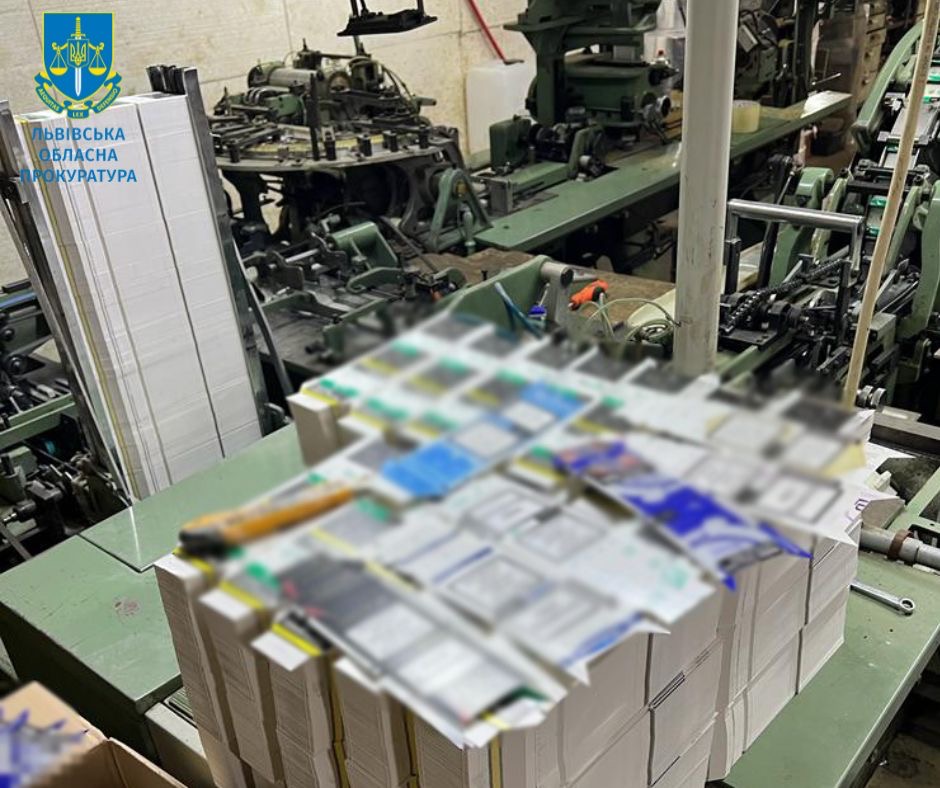 Виготовляли на Одещині, а продавали на Львівщині: за підроблені сигарети доведеться відповідати