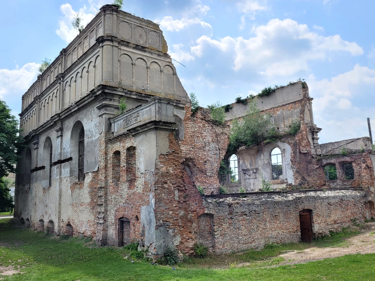 Поки не завалилася повністю: унікальну синагогу в Бродах обіцяють відреставрувати