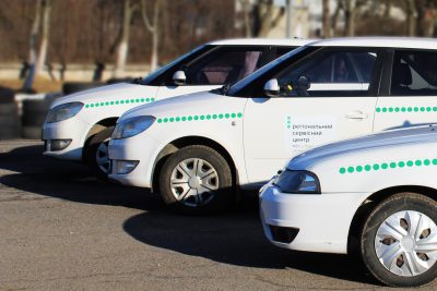 Мова важлива: відтепер навчальні авто сервісних центрів забов’язані мати український інтерфейс