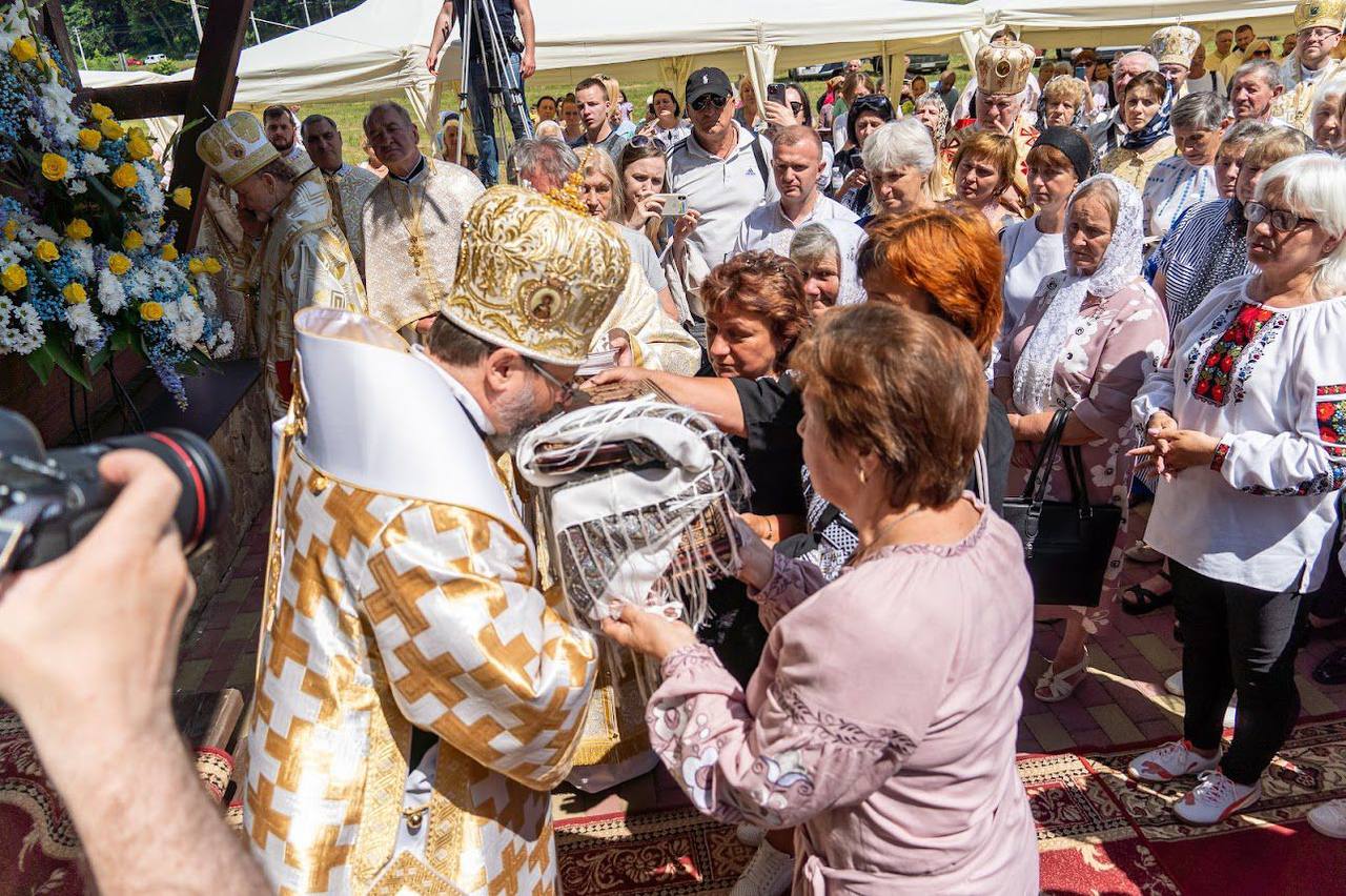 Родини Героїв з Яворівщини подарували Блаженнішому Святославу скриню з символами