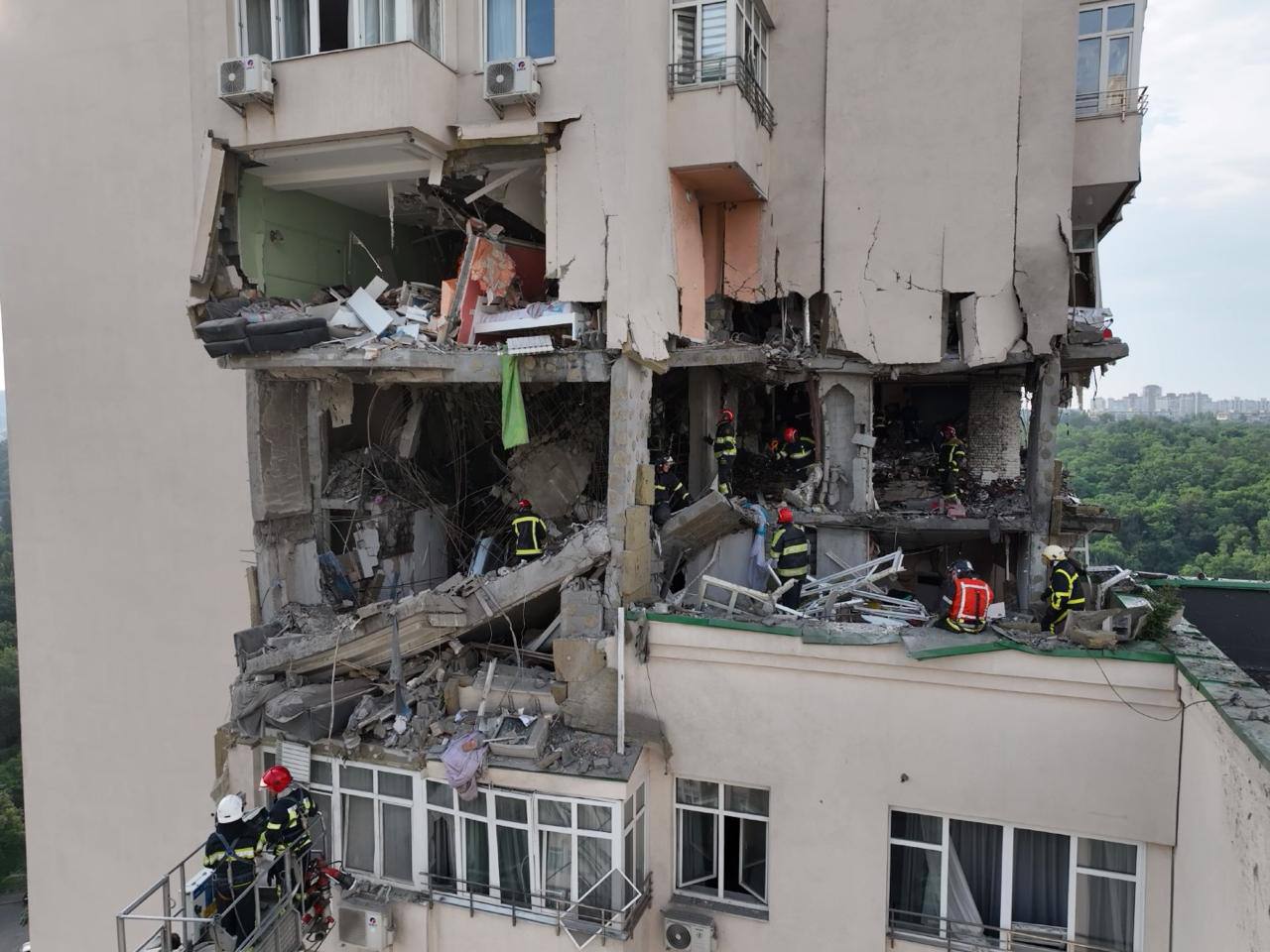 Нічний обстріл Києва: троє загиблих внаслідок влучання уламків у багатоповерхівку