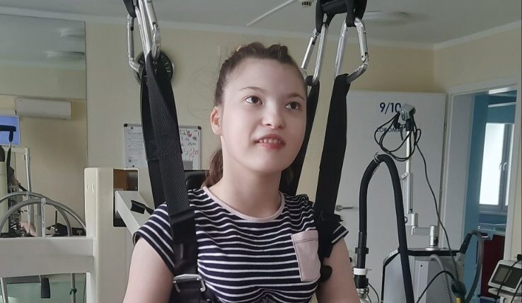 Завдяки попередній реабілітації почала ходити за руку: Богданці із Жовківщини потрібна фінансова допомога