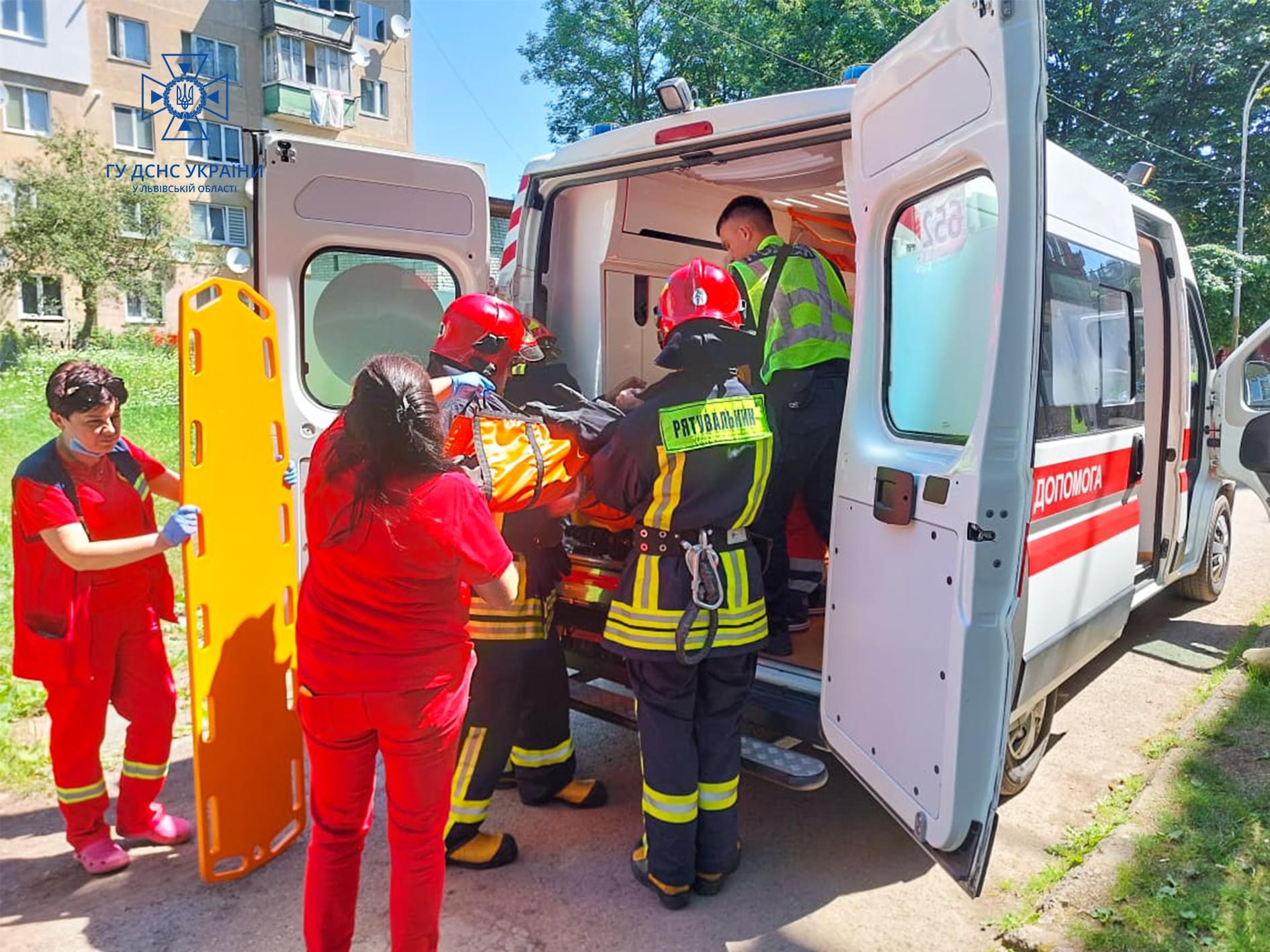 У Сколе чоловіка, якому стало зле вдома, довелось визволяти рятувальникам