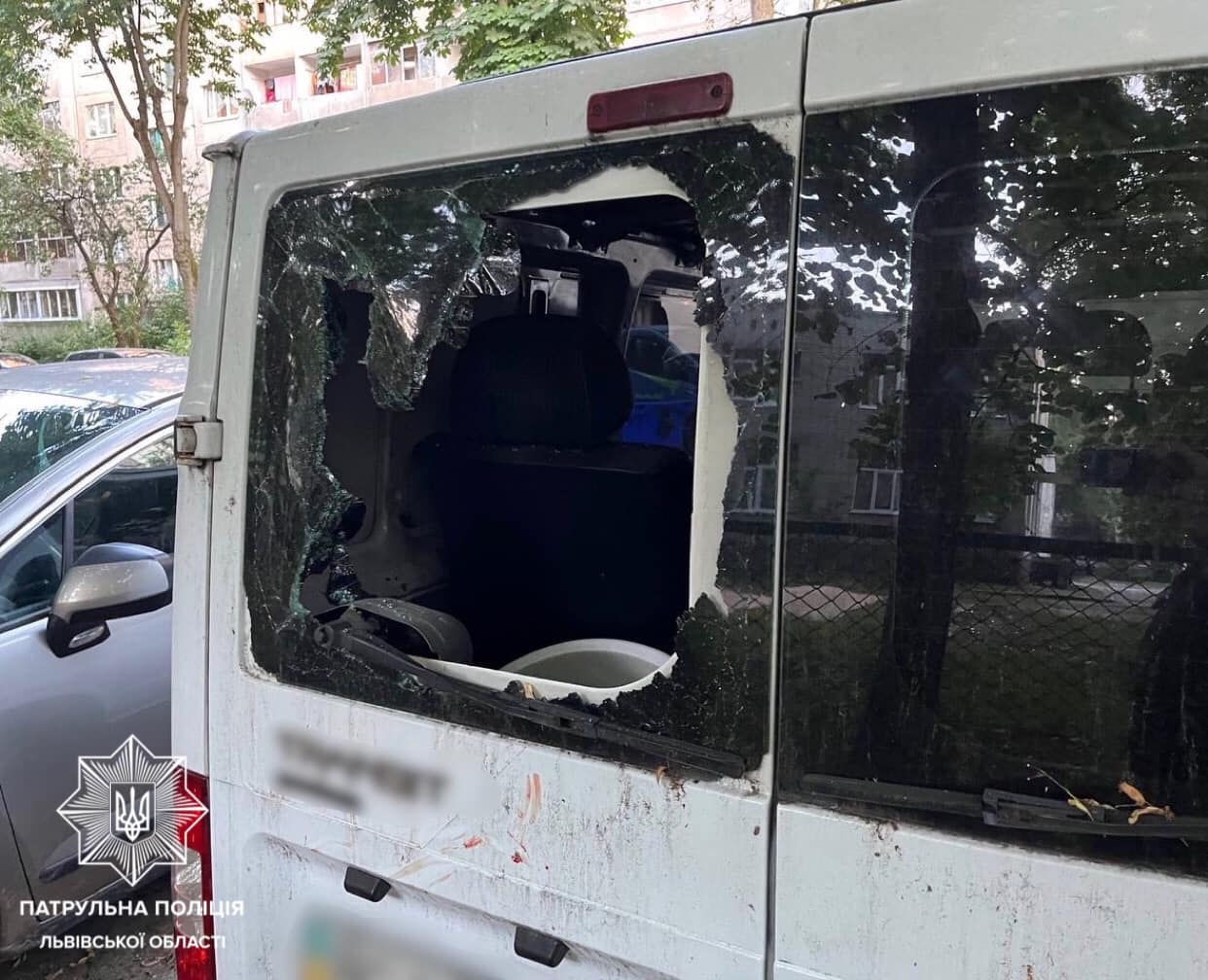 На світанку львів’янин потрощив молотком припарковані автомобілі