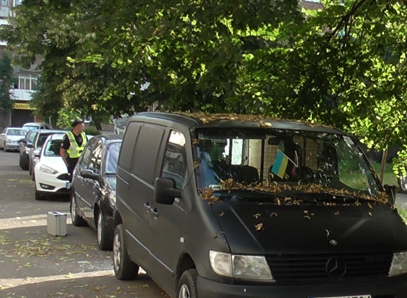 У Червонограді двоє юнаків вкрали з машини військового бронежилети та каски
