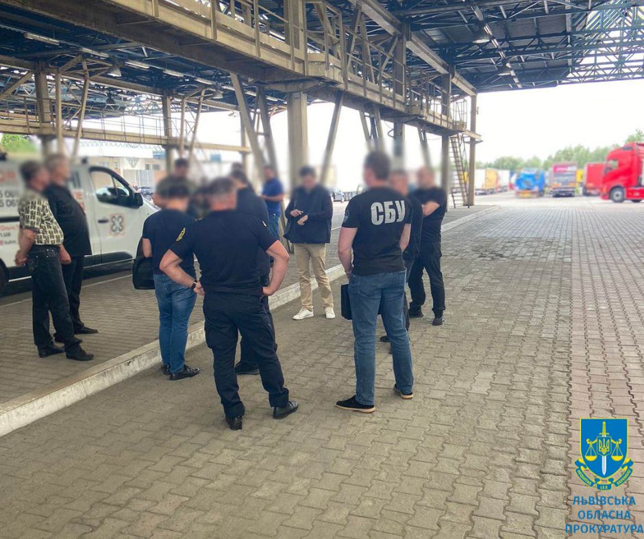 Регулярно вимагав гроші: інспектора Львівської митниці затримали на хабарі