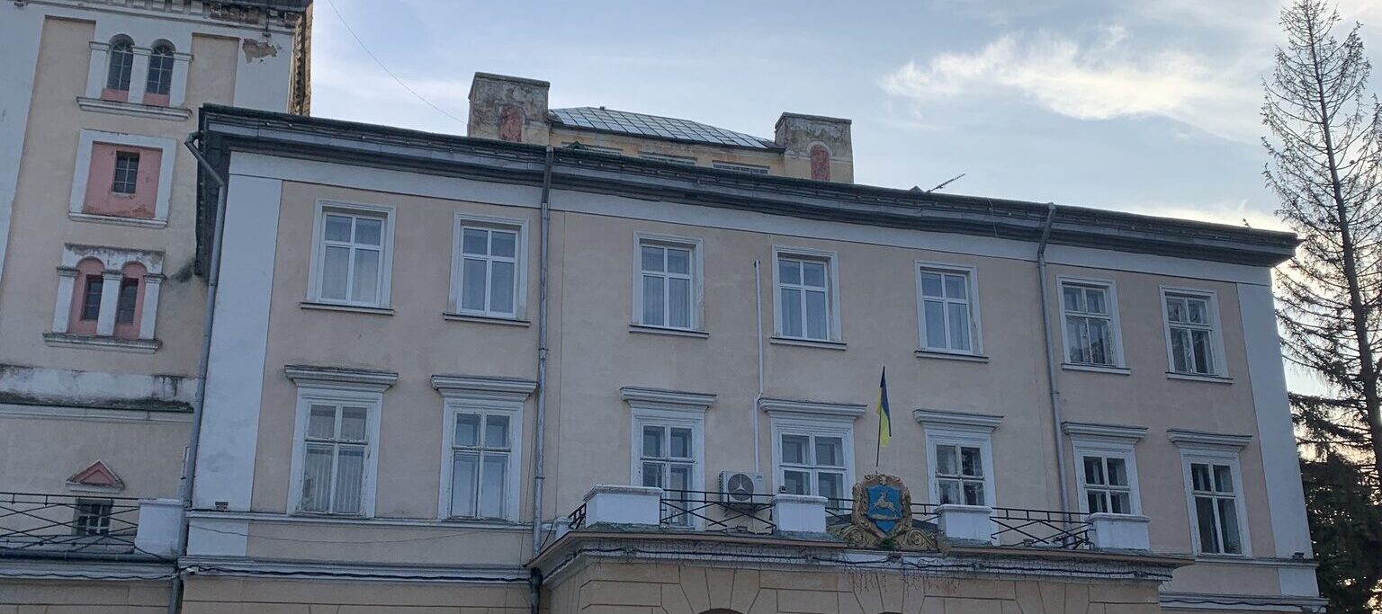 Тут реставруємо, а тут нищимо: у Самборі на пам’ятці архітектури встановили кондиціонер