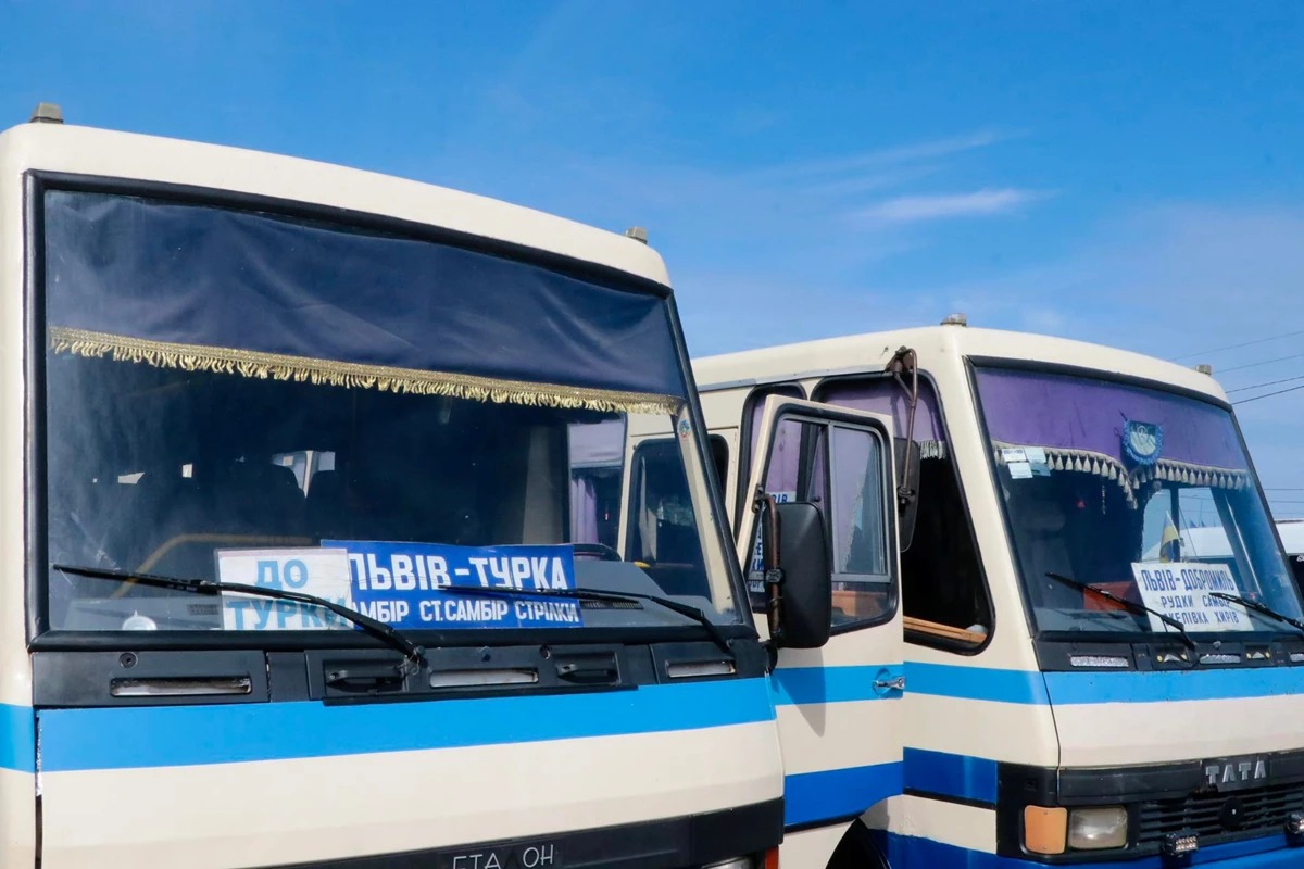 В автобусах Львівщини встановили вже 100 валідаторів для безготівкої оплати проїзду