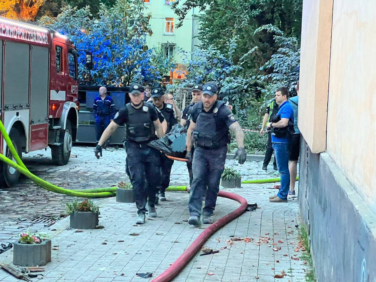 Оприлюднили імена тих, хто загинув від влучання російської ракети в житловий будинок у Львові