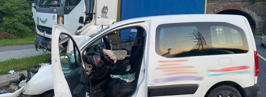 У Львові зіткнулись мікроавтобус та вантажівка: троє людей травмовані