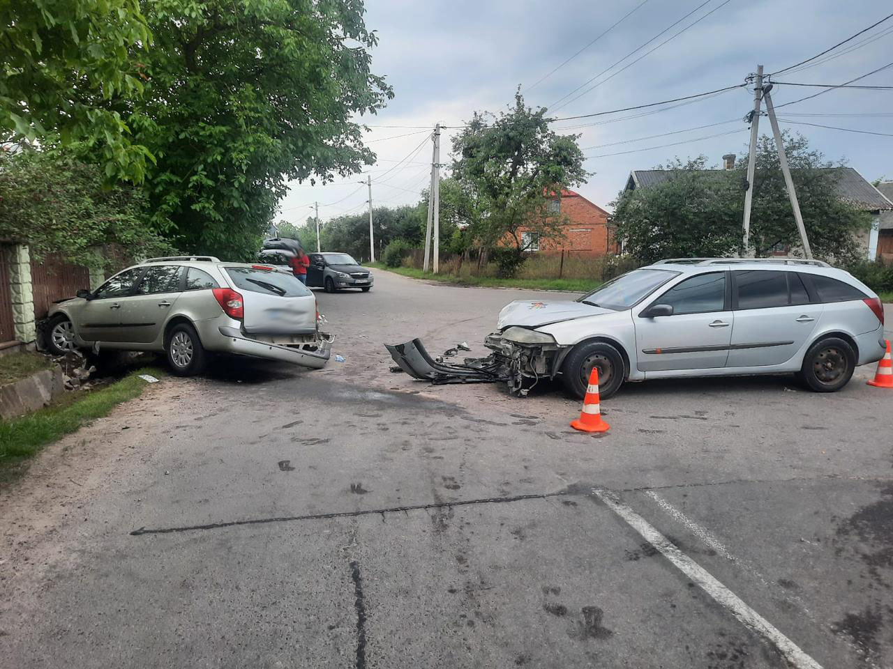 На Львівщині зіткнулись два “Рено”: одна людина постраждала