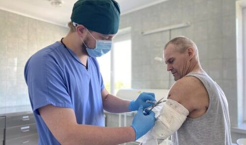 Львівські медики врятували руку чоловіка, яку розтрощив уламок снаряду