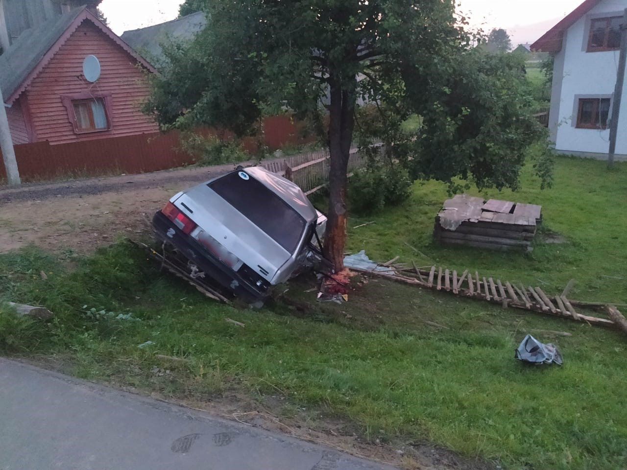 На Самбірщині автомобіль злетів з дороги і врізався в дерево: водій загинув