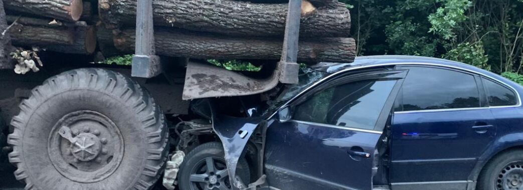 На Львівщині легковик опинився під лісовозом: четверо людей постраждали