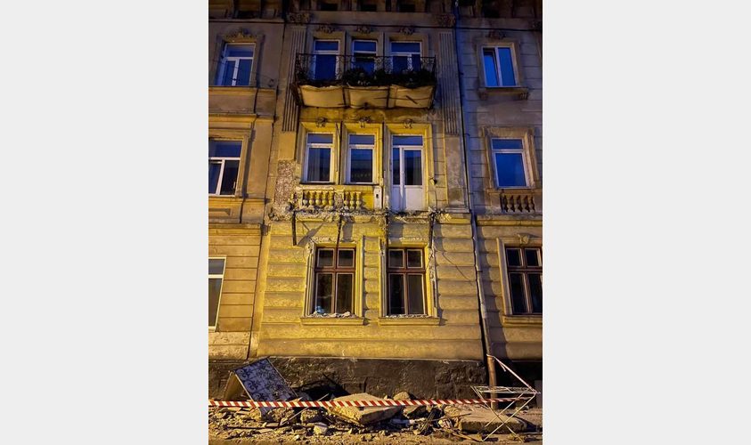 Вночі у центрі Львова обвалився балкон