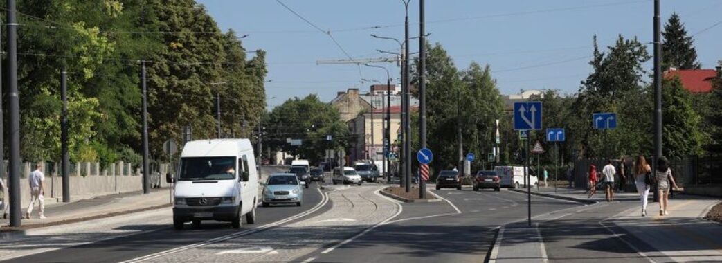 На одному із львівських перехресть тимчасово ліквідували смугу для громадського транспорту