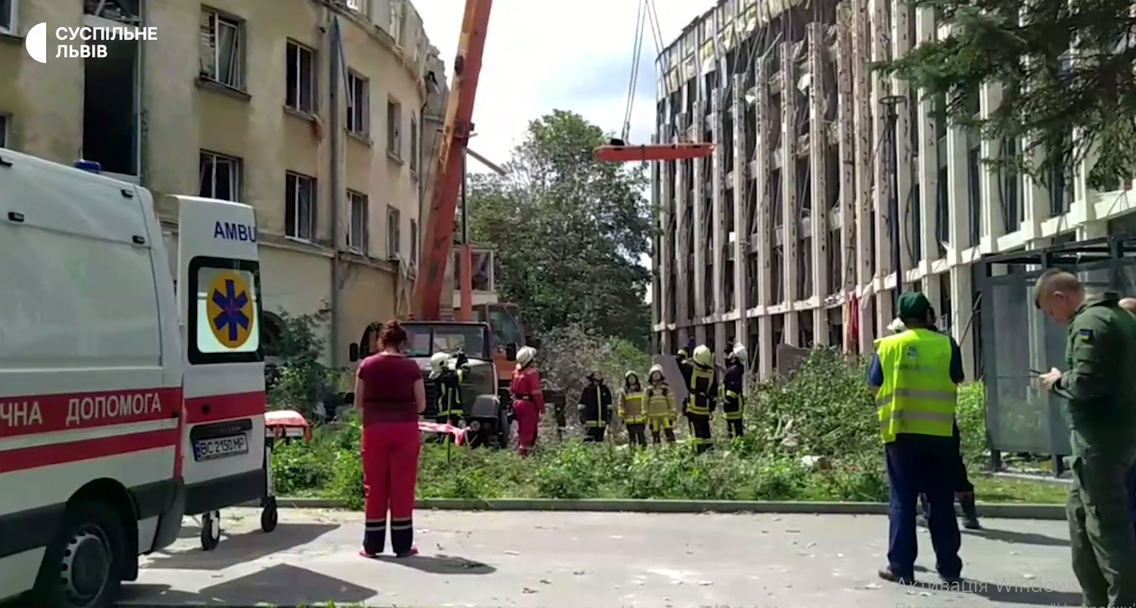 З-під завалів зруйнованого будинку у Львові дістали тіло п’ятої жертви (ВІДЕО)