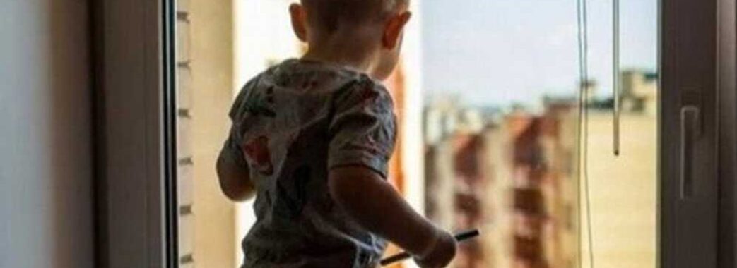 Мама вийшла на сходи: у Львові в квартирі зачинилась маленька дитина