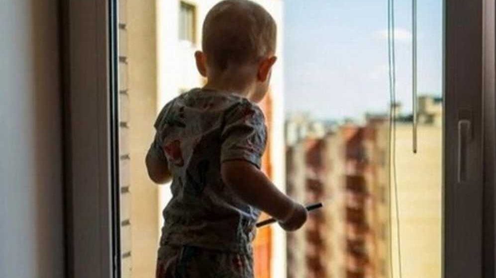 Мама вийшла на сходи: у Львові в квартирі зачинилась маленька дитина