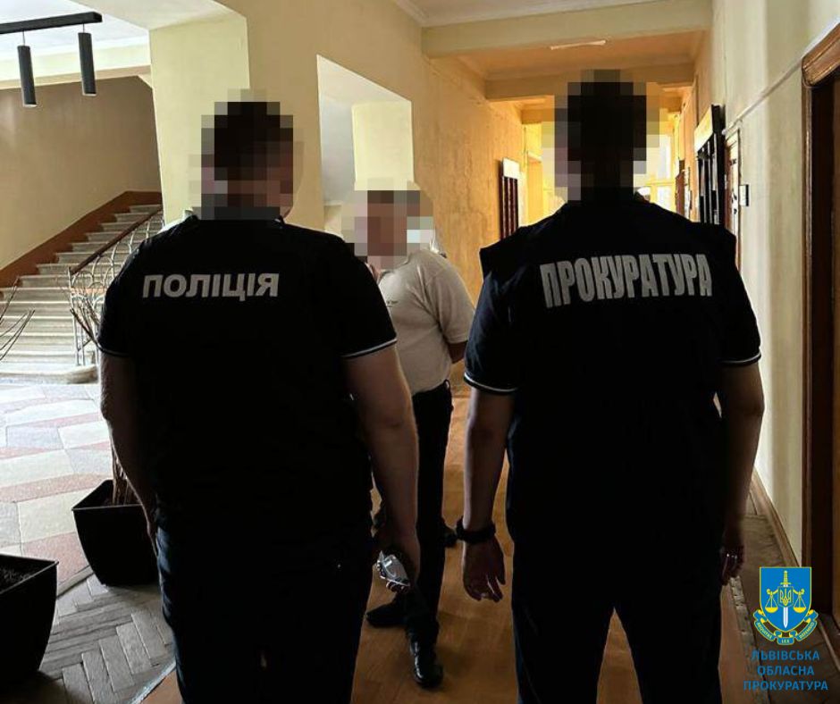 У Львівському виші на хабарі затримали декана і заступника декана