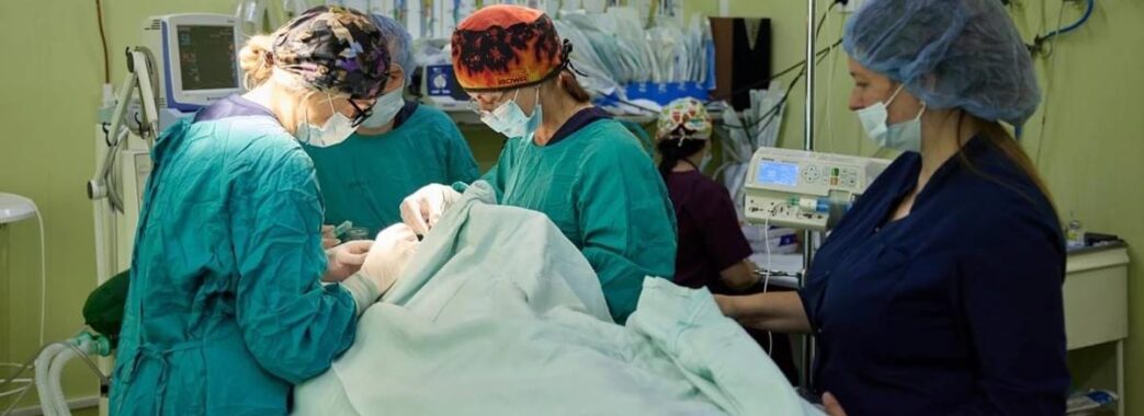 Хірург з Німеччини у Львові провів 12 дитячих операцій