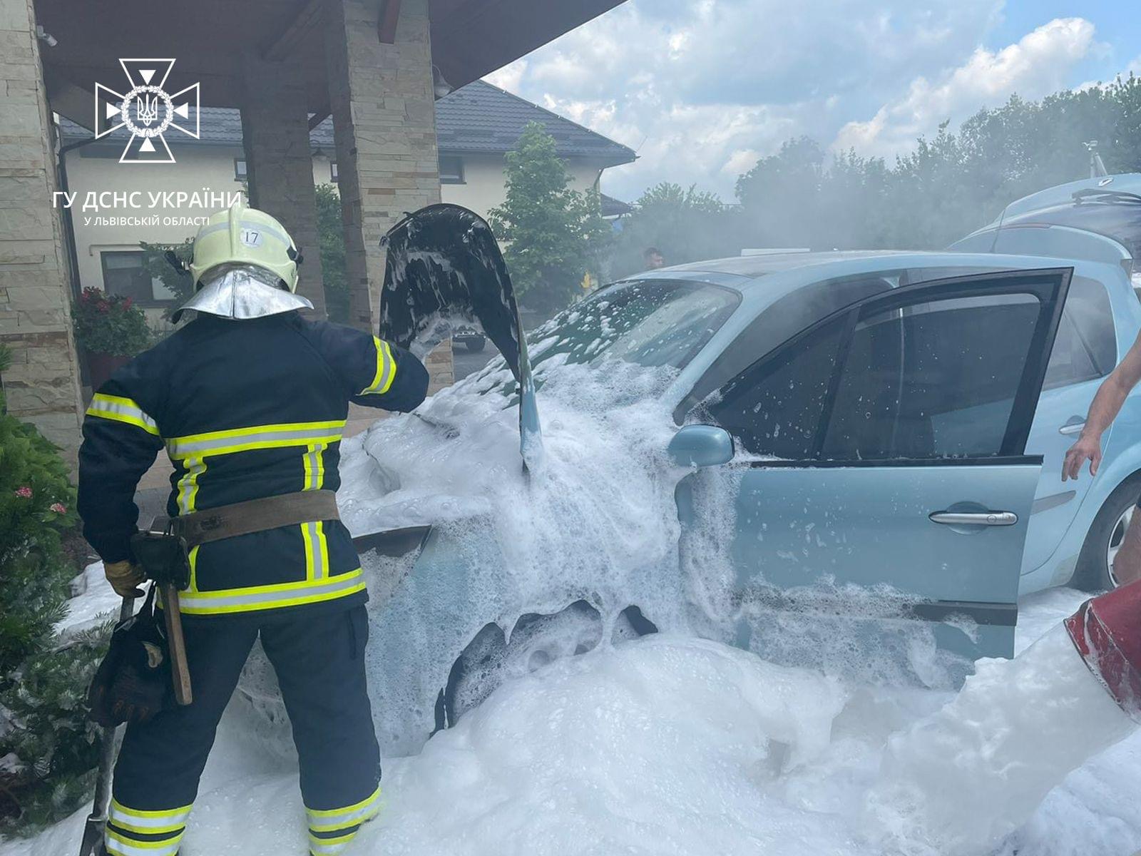 На Львівщині під час руху загорівся автомобіль «Renault Scenic»
